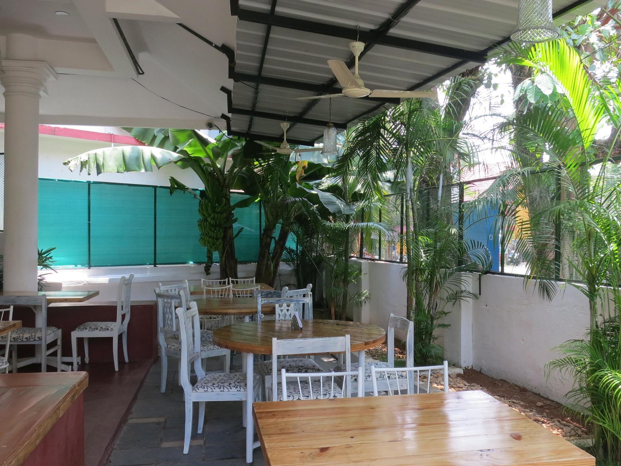 Happy Camper Hostel Kochi Exterior photo